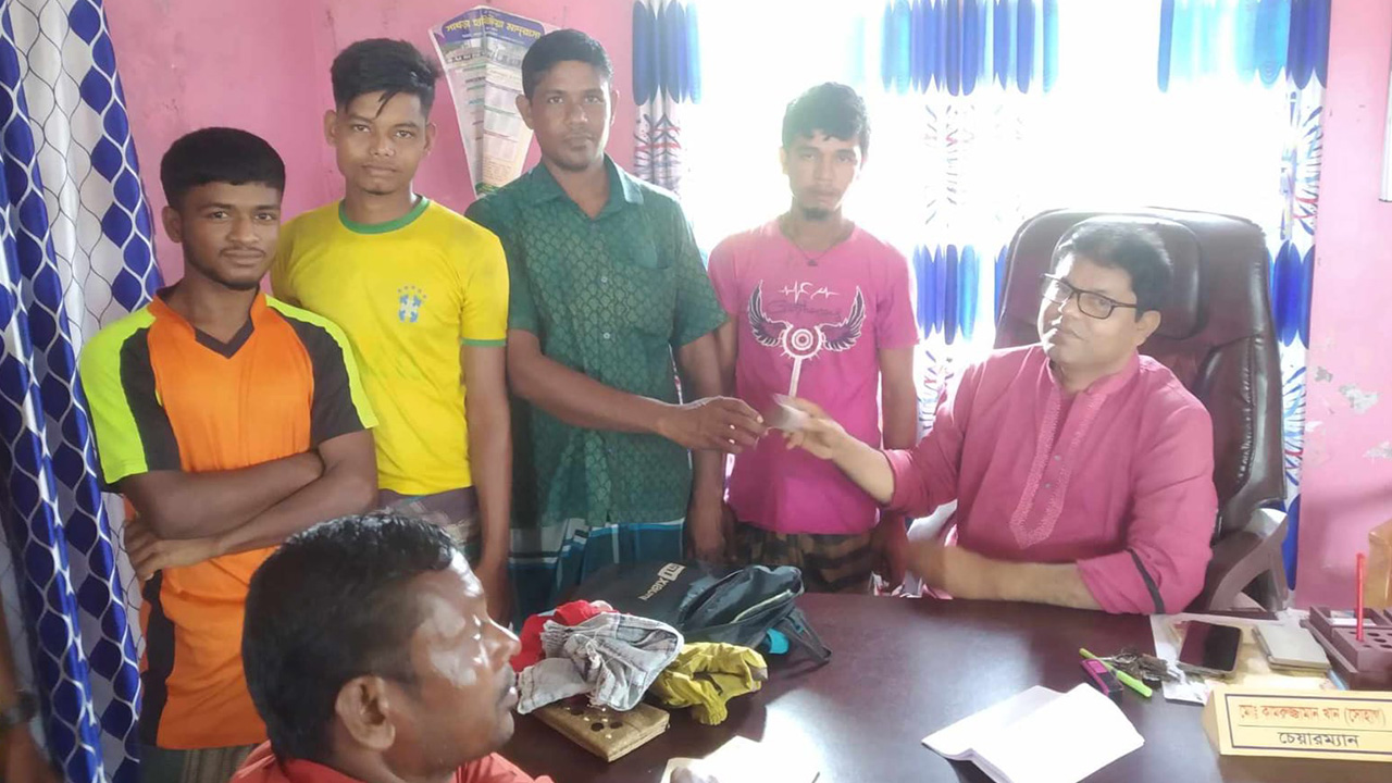 অটোরিকশাচালক আরিফুলের ফেরত দেওয়া টাকা বুঝিয়ে দিচ্ছেন স্থানীয় চেয়ারম্যান। ছবি : কালবেলা