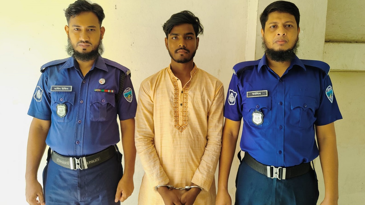 অস্ত্র ঠেকিয়ে ছাত্রীদের মারধর ও শ্লীলতাহানির মামলার প্রধান আসামি ছাত্রলীগ নেতা রবিউল হাসান। ছবি : কালবেলা