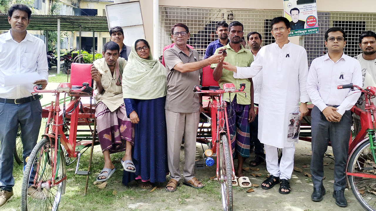 মহেশপুরে ভিক্ষুকদের মাঝে অটোভ্যান, মুদি দোকান বিতরণ। ছবি : কালবেলা