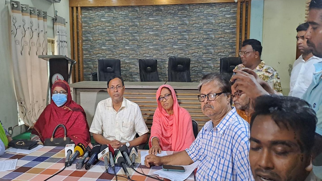 খুলনা বিএমএতে সংবাদ সম্মেলনে ‘নিখোঁজ’ চিকিৎসকদের স্বজনরা। ছবি : কালবেলা