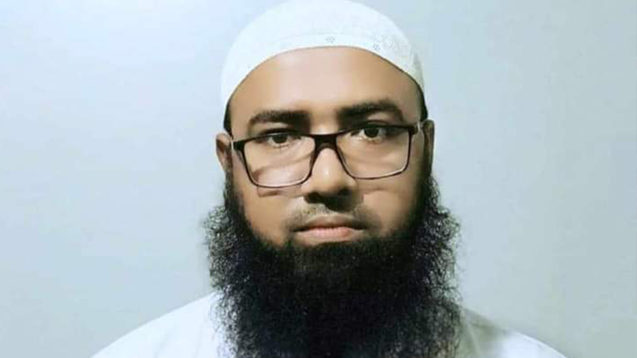 চাকরি হারানো খতিব হাফেজ মাওলানা আনোয়ার হোসেন। ছবি : কালবেলা