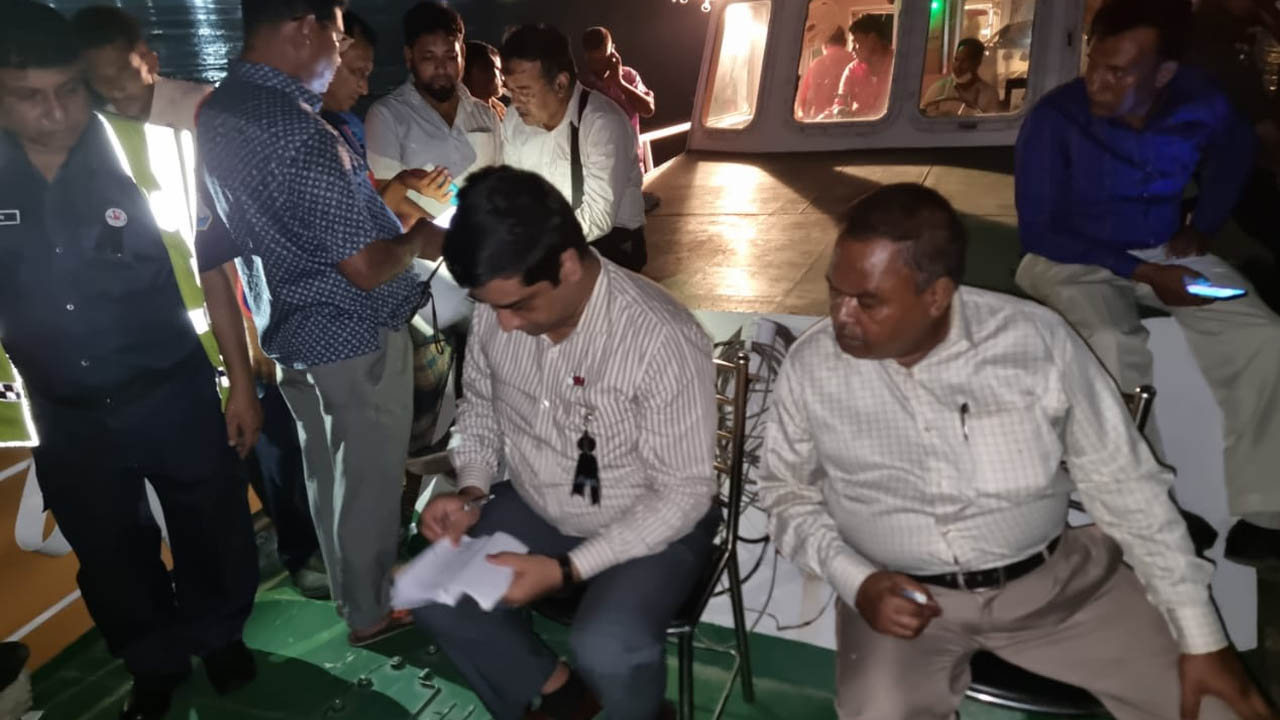 নারায়ণগঞ্জর শীতলক্ষ্যা নদীতে চলাচলরত চারটি নৌযানকে অর্থদণ্ড। ছবি : কালবেলা