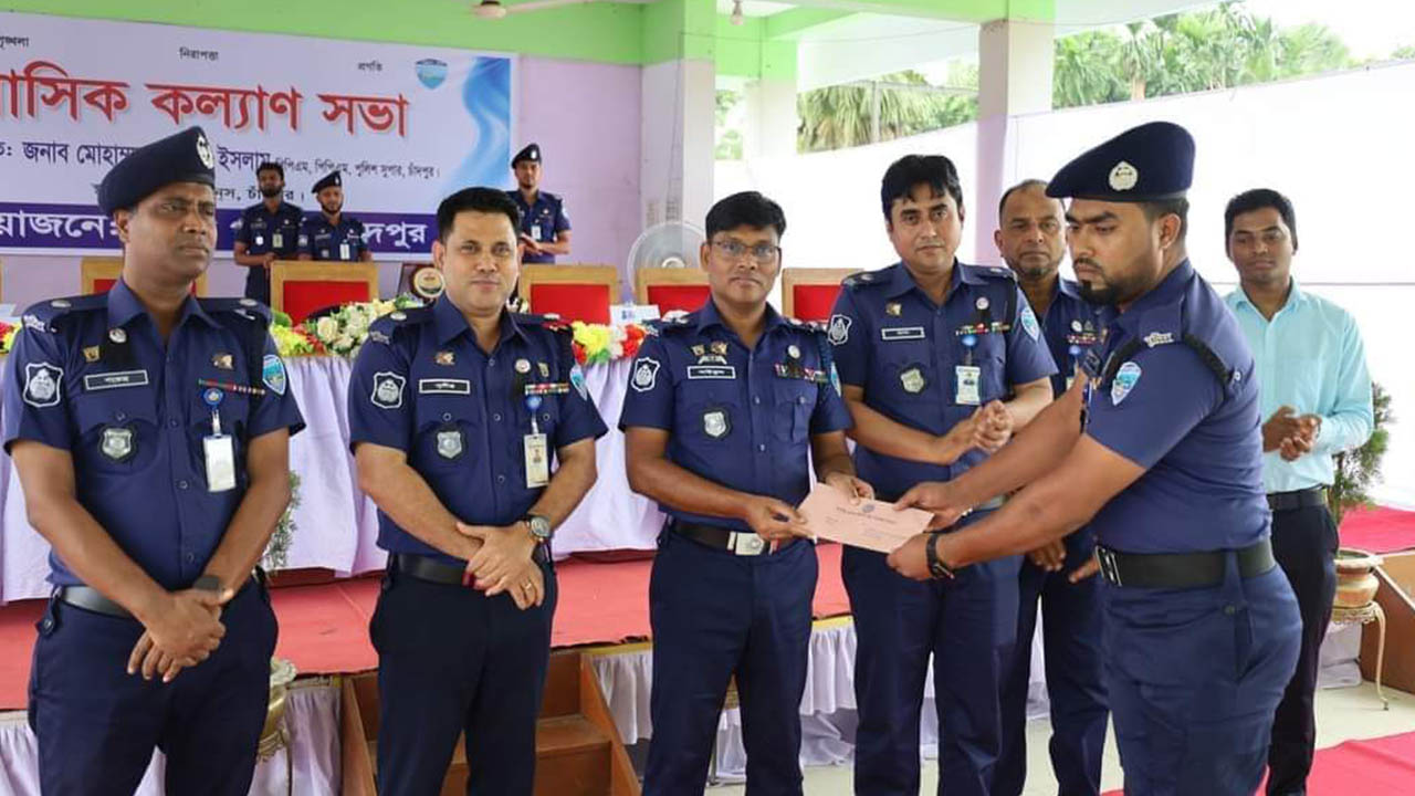 পুলিশ সদস্যদের সম্মাননা স্মারক তুলে দিচ্ছেন চাঁদপুর পুলিশ সুপার। ছবি : কালবেলা