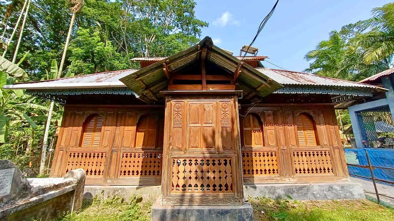 স্থানীয়ভাবে ‘কাঠ মসজিদ’ নামে পরিচিত মমিন মসজিদ। ছবি : কালবেলা