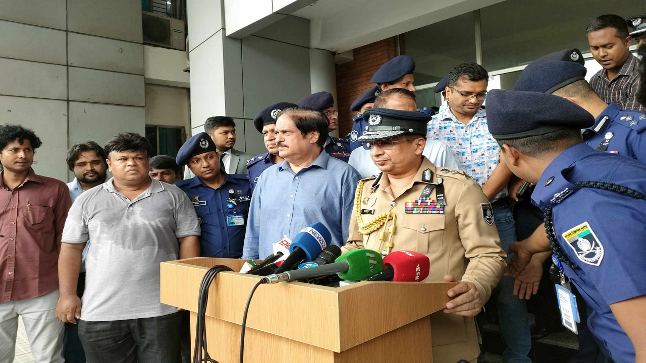 হবিগঞ্জ থানার ভারপ্রাপ্ত কর্মকর্তা ওসি অজয় চন্দ্র দেবের চিকিৎসা সংক্রান্ত খোঁজ খবর নেওয়া শেষে সাংবাদিকদের সাথে কথা বলেন আইজিপি চৌধুরী আব্দুল্লাহ আল মামুন।