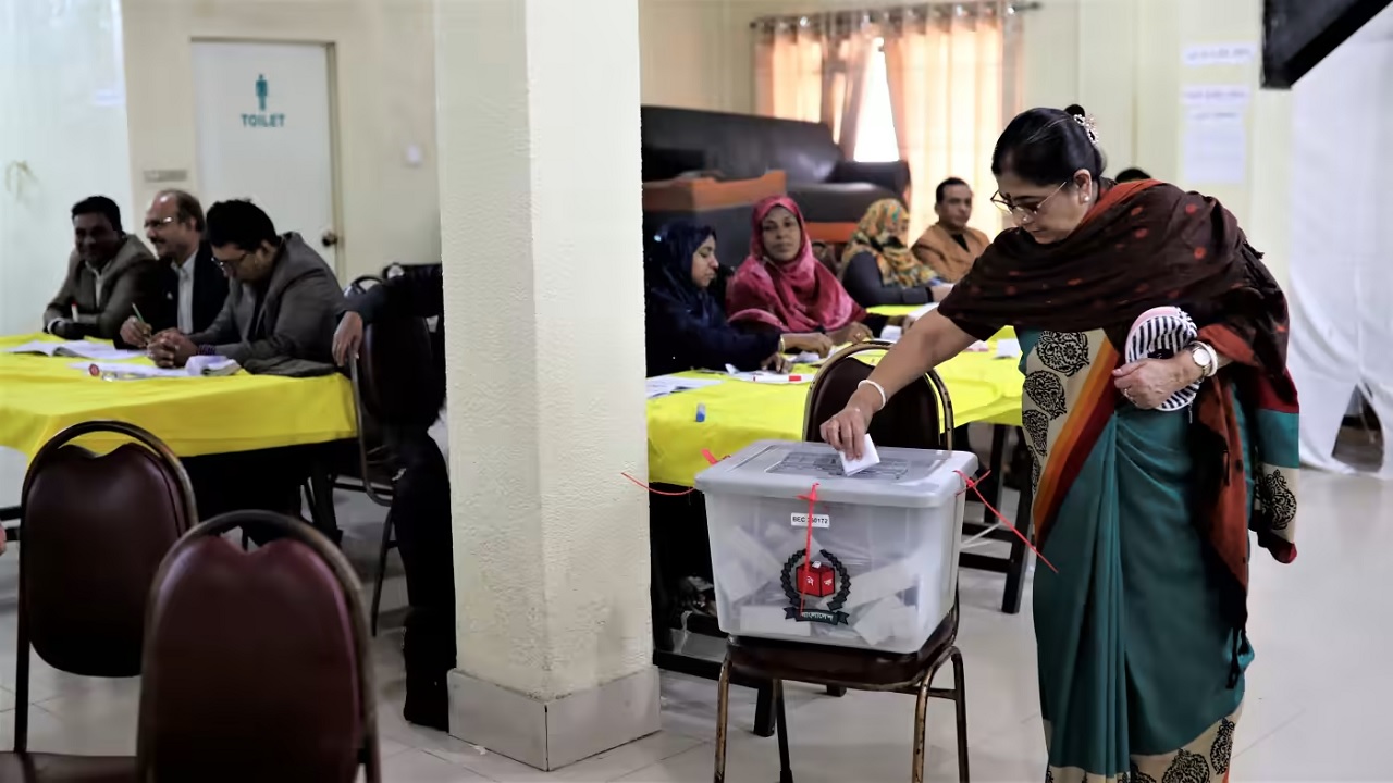 বাংলাদেশে ২০১৮ সালের সবশেষ সাধারণ নির্বাচনে একজন নারী ভোট দিচ্ছেন। ছবি : সংগৃহীত