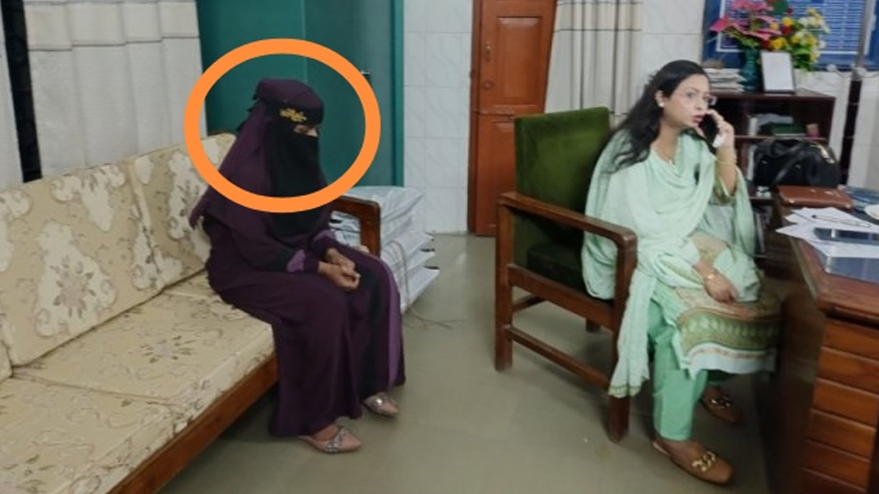 মুন্সীগঞ্জ সরকারি হরগঙ্গা কলেজকেন্দ্রে মঙ্গলবার এইচএসসি পরীক্ষায় মামাতো বোনের প্রক্সি দিতে এসে আটক জেসিয়া আক্তার (বাঁয়ে)। ছবি : কালবেলা