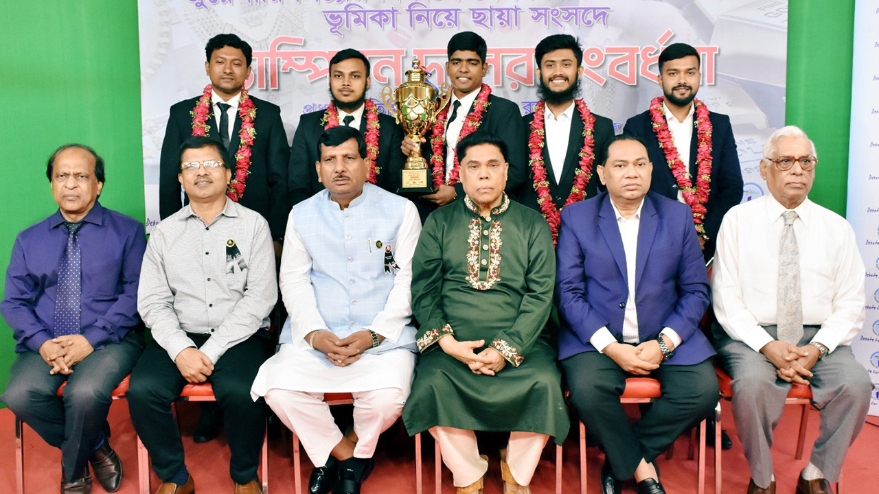 জুয়েলারি শিল্পের বিকাশ নিয়ে আয়োজিত বিতর্ক প্রতিযোগিতার চ্যাম্পিয়ন দলের সংবর্ধনা। ছবি : কালবেলা