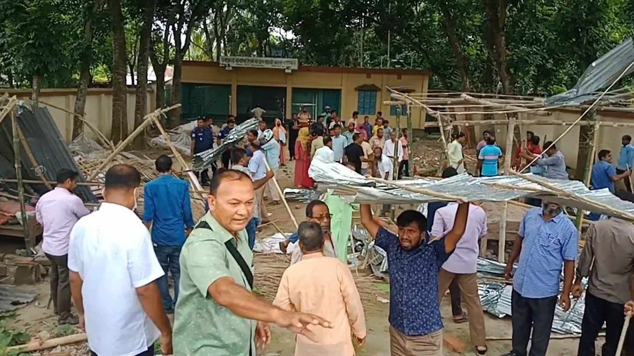 মেহেরপুরে মাধ্যমিক শিক্ষক কল্যাণ সমিতির কার্যালয়ের জমি দখলকে কেন্দ্র করে দুপক্ষের সংঘর্ষ। ছবি : কালবেলা