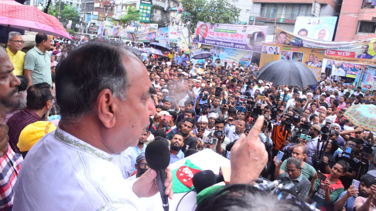 মঙ্গলবার বিএনপির কেন্দ্রীয় কার্যালয়ের সামনে বিক্ষোভ মিছিলে মির্জা আব্বাস। ছবি : কালবেলা
