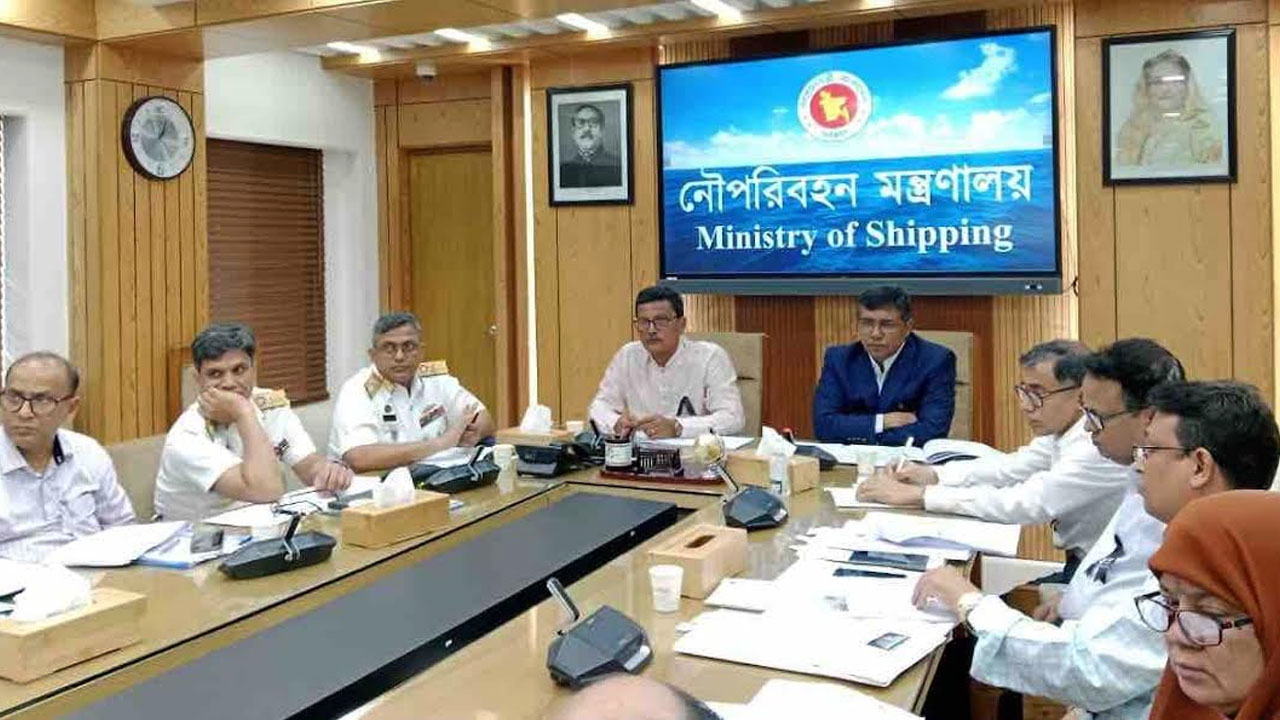 মন্ত্রণালয়ের সভাকক্ষে নৌপরিবহন প্রতিমন্ত্রী ও দপ্তর ও সংস্থা প্রধানগণ। ছবি : সংগৃহীত