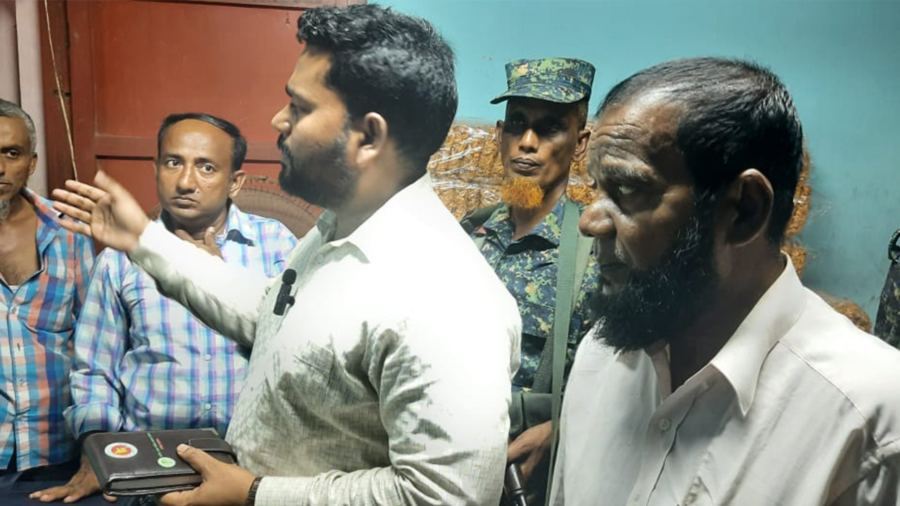 নোয়াখালীতে একটি বেকারিতে ভোক্তা অধিকার সংরক্ষণ অধিদপ্তরের কর্মকর্তারা। ছবি : কালবেলা