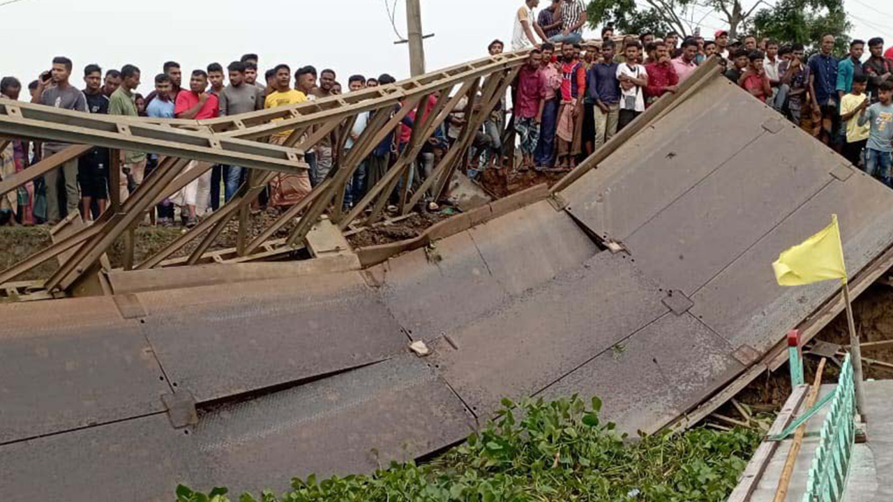 জগন্নাথপুরে কাটাগাং বেইলি সেতু ভেঙে ট্রাকসহ নদীতে পড়েছে। ছবি : কালবেলা