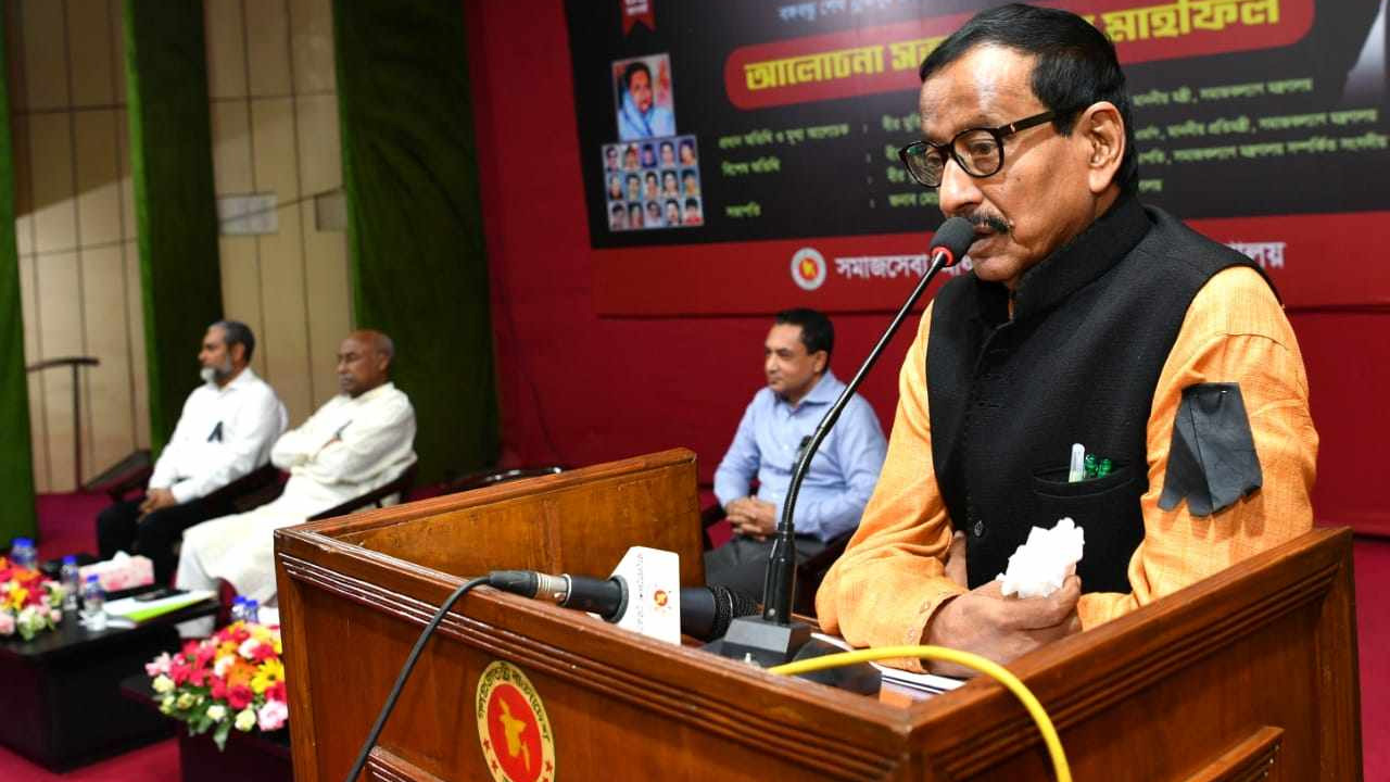 জাতীয় শোক দিবস উপলক্ষে আয়োজিত আলোচনা সভায় অতিথিরা। ছবি : কালবেলা