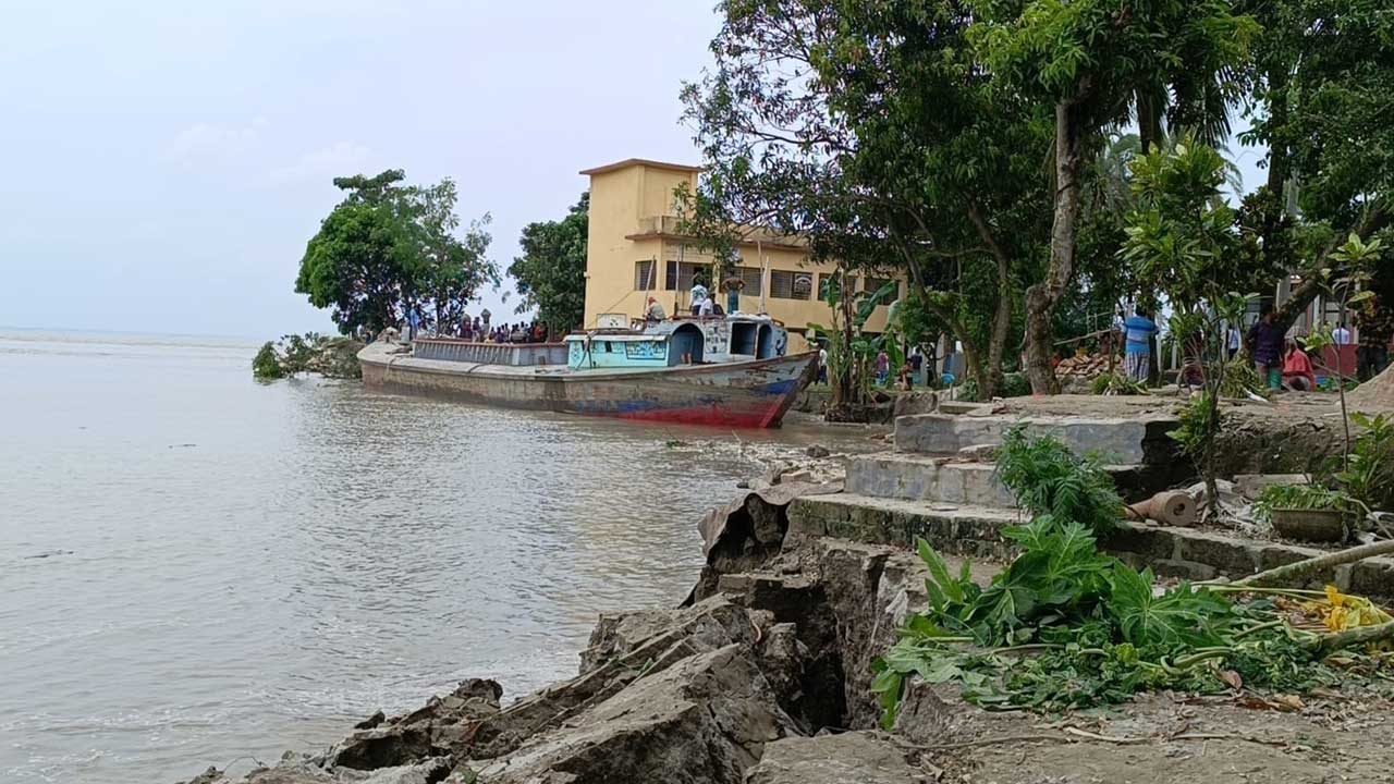 মানিকগঞ্জে নদীভাঙনে বিলীনের পথে ঘর-বাড়ি। ছবি : কালবেলা