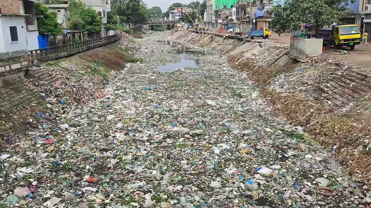 ব্রাহ্মণবাড়িয়ার টাউন খাল বর্জ্যের ভাগাড়ে পরিণত হয়েছে। ছবি : কালবেলা