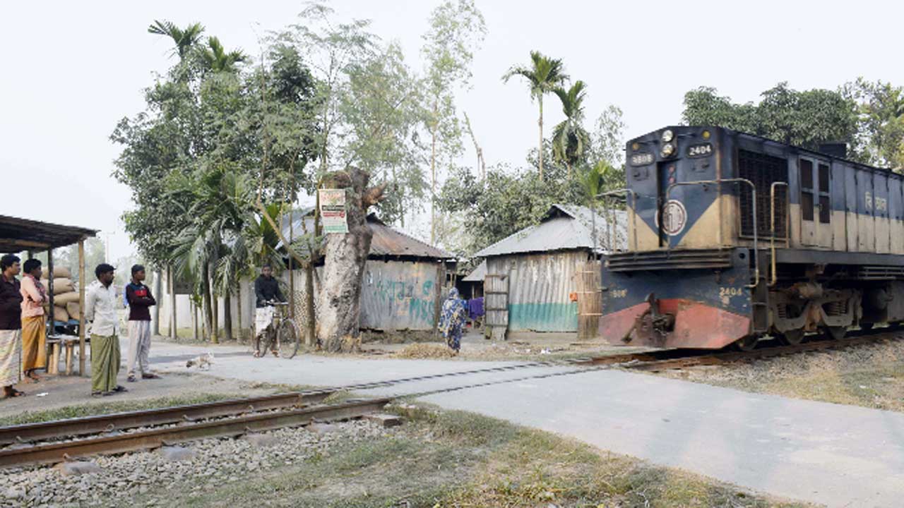 রংপুরে লেভেল ক্রসিংয়ে নেই কোনো গেটম্যান। ছবি : কালবেলা