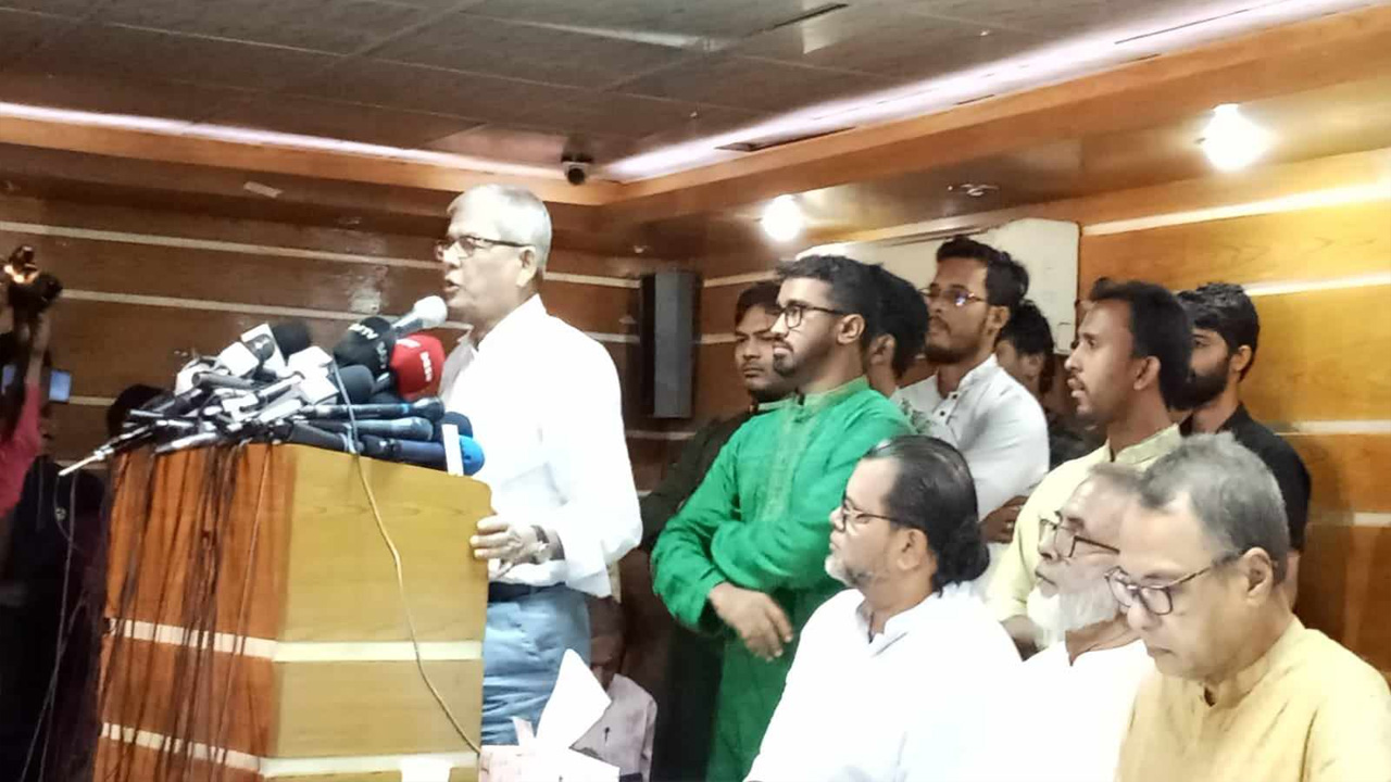 গণঅধিকার পরিষদ আয়োজিত আলোচনা সভায় বক্তব্য রাখছেন মির্জা ফখরুল ইসলাম আলমগীর। ছবি : কালবেলা
