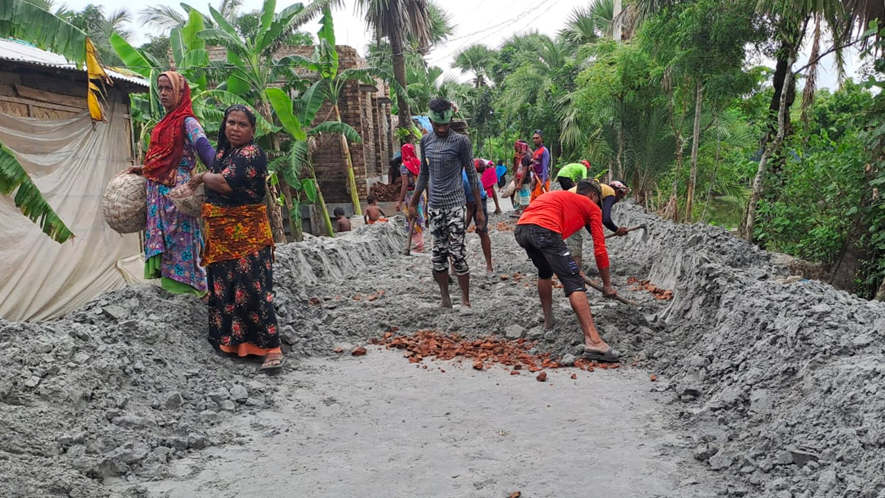 খুলনার কয়রায় সড়ক নির্মাণে অনিয়ম। ছবি : কালবেলা
