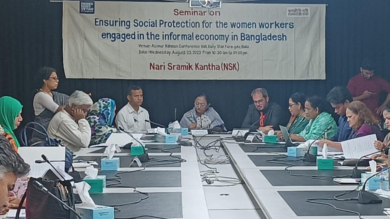 “অপ্রাতিষ্ঠানিক খাতে নিয়োজিত নারীশ্রমিকদের সামাজিক সুরক্ষা নিশ্চিতকরণে করণীয়” শীর্ষক সেমিনার। ছবি : সৌজন্য
