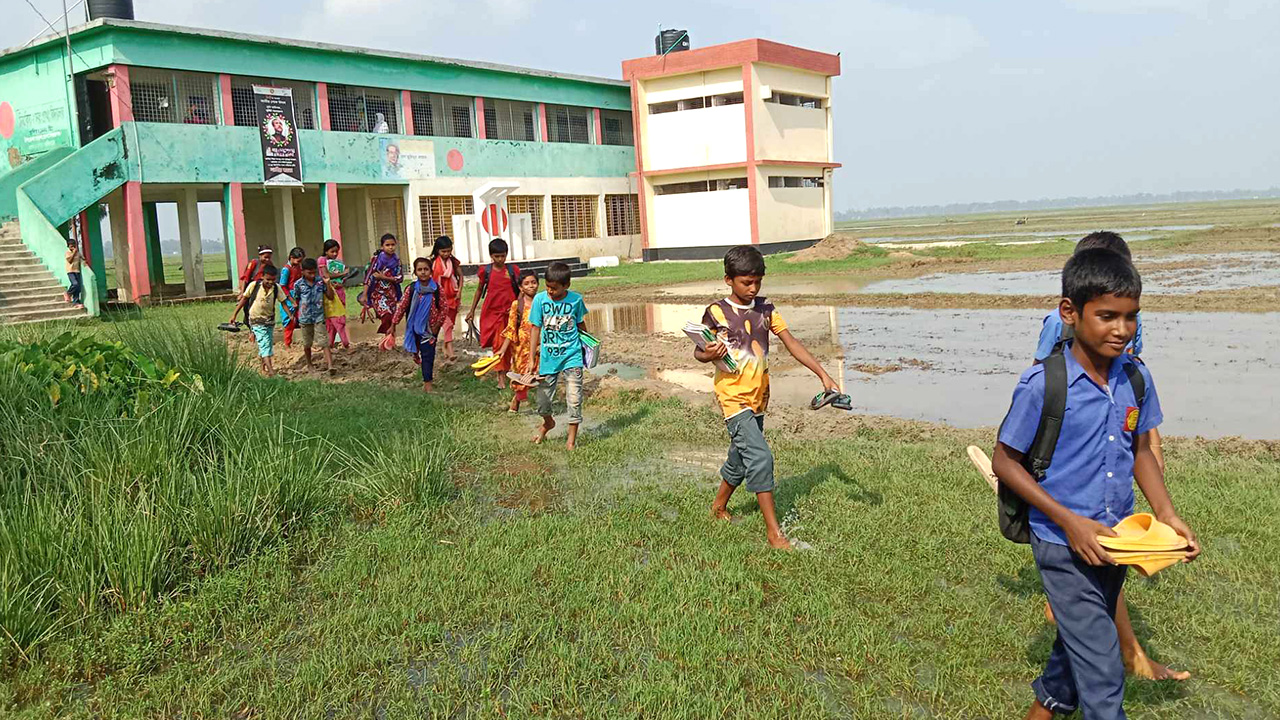 তাড়াশে কাঁদা-পানি মাড়িয়ে বিদ্যালয় থেকে ফিরছে শিক্ষার্থীরা। ছবি : কালবেলা