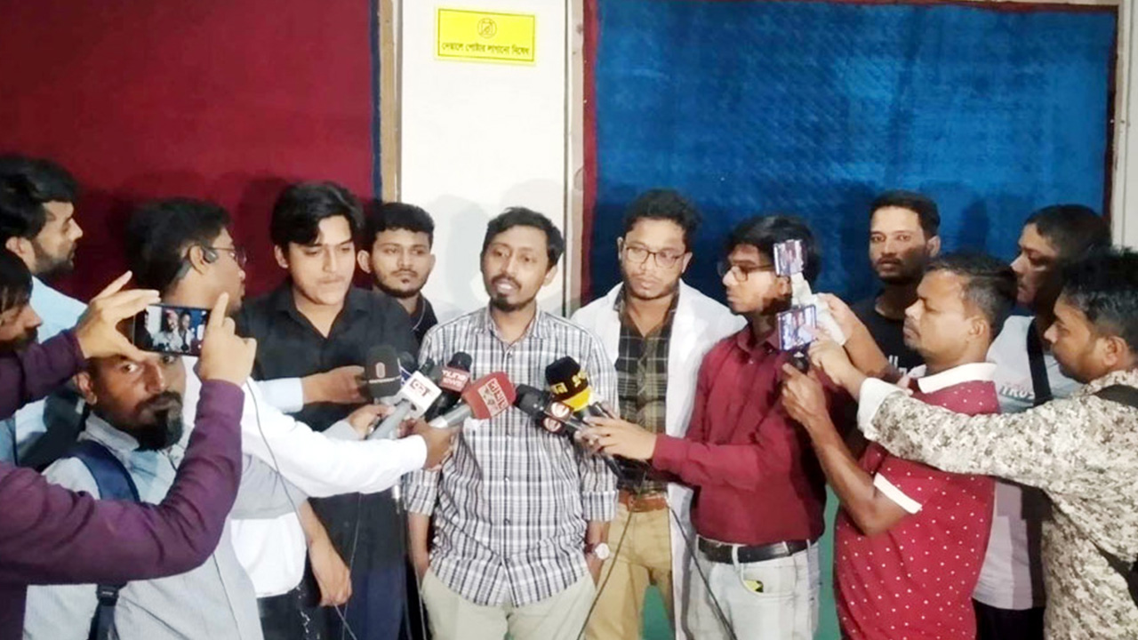 এমএজি ওসমানী মেডিকেল কলেজ হাসপাতালে ইন্টার্ন চিকিৎসকদের কর্মবিরতি প্রত্যাহার। ছবি: কালবেলা