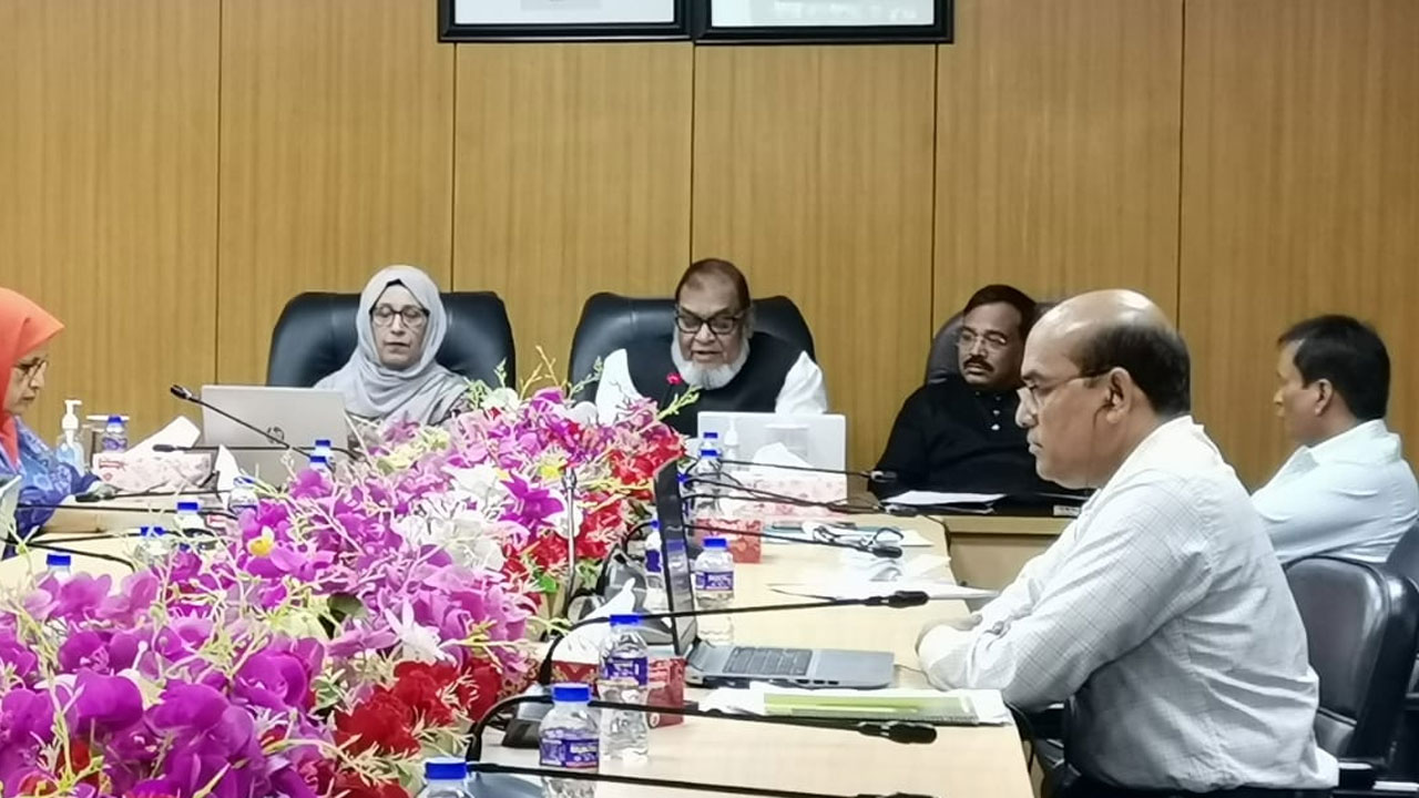 মন্ত্রণালয়ের সভাকক্ষে কথা বলছেন মুক্তিযুদ্ধ বিষয়ক মন্ত্রী আ ক ম মোজাম্মেল হক। ছবি: কালবেলা