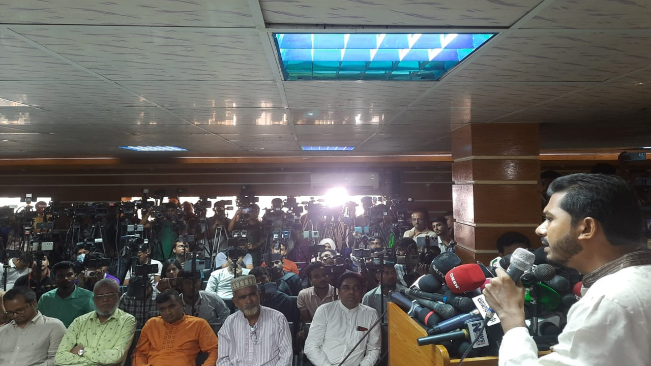 গণঅধিকার পরিষদের উদ্যোগে আলোচনা সভায় বক্তব্য রাখছেন নুরুল হক নুর। ছবি : কালবেলা