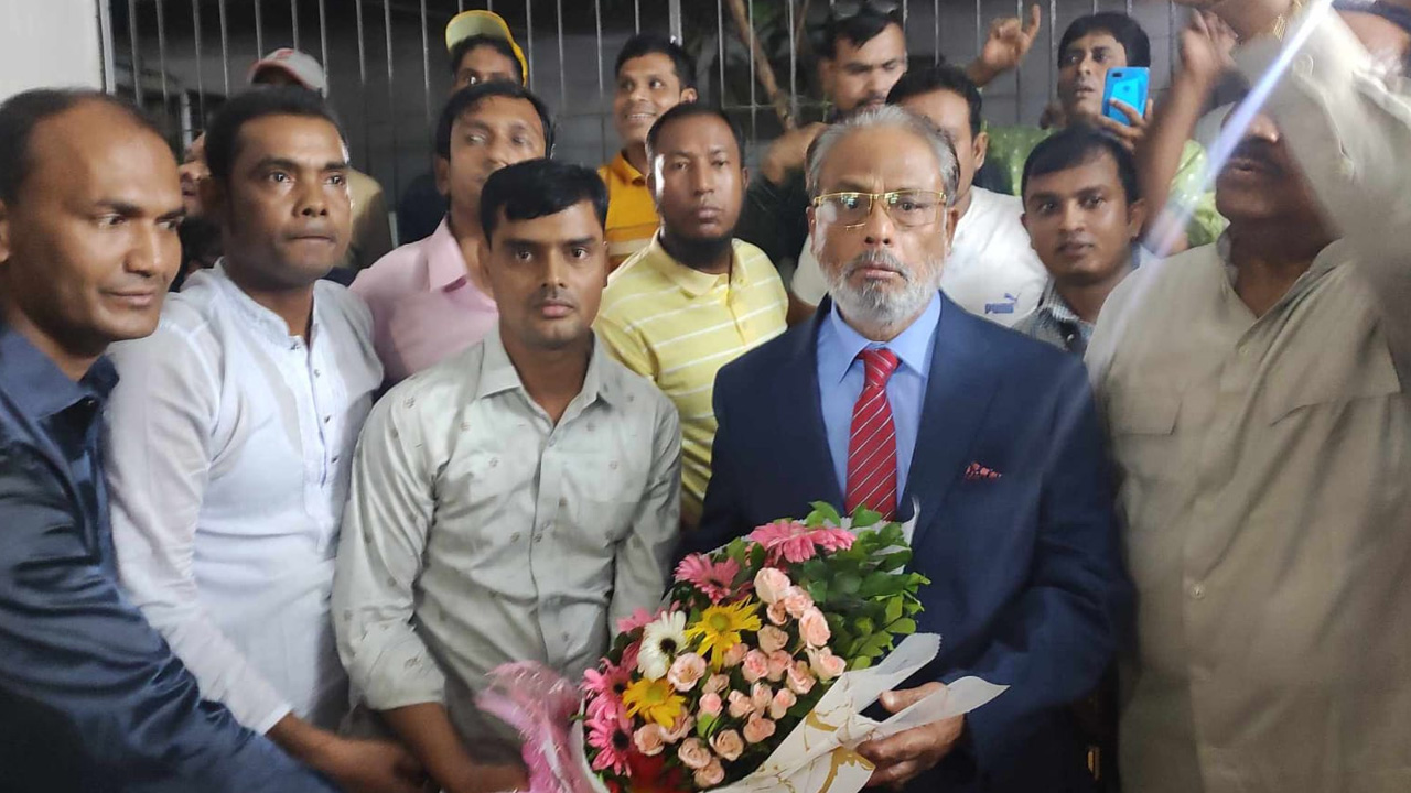 ভারত সফর শেষে নেতাকর্মীরা শাহজালাল আন্তর্জাতিক বিমানবন্দরে জিএম কাদেরকে স্বাগত জানান। ছবি : কালবেলা
