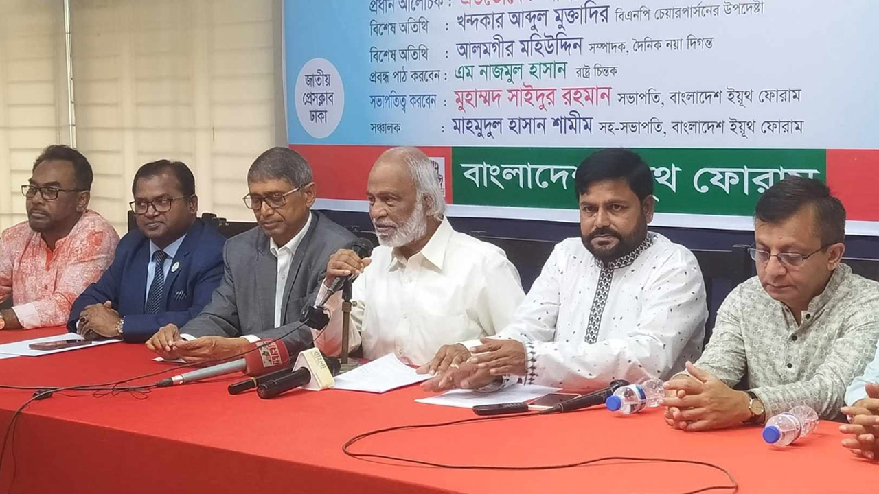 বুধবার জাতীয় প্রেস ক্লাবে বাংলাদেশ ইয়ুথ ফোরাম আয়োজিত আলোচনা সভায় বক্তব্য রাখছেন ড. আব্দুল মঈন খান। ছবি : কালবেলা