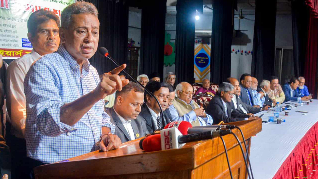 চট্টগ্রামে ইউনাইটেড ল'ইয়ার্স ফ্রন্টের আইনজীবী সমাবেশে বক্তব্য রাখছেন আমীর খসরু। ছবি : কালবেলা
