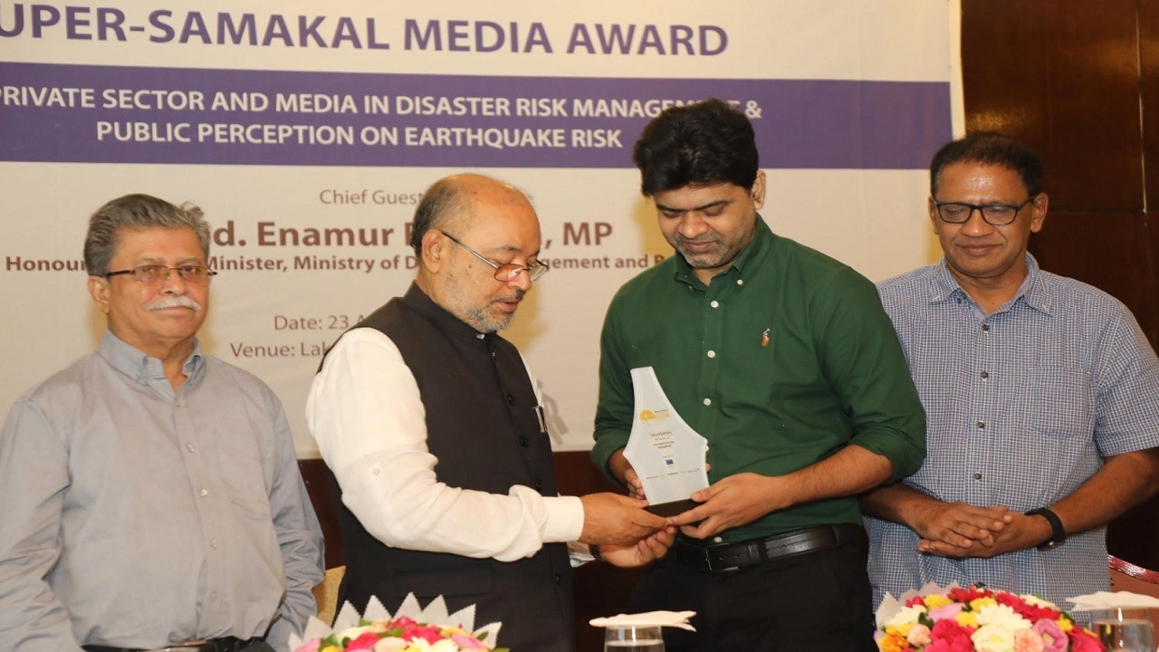 দুর্যোগ ব্যবস্থাপনা ও ত্রাণ প্রতিমন্ত্রী ডা. মো. এনামুর রহমানের হাত থেকে পুরস্কার নিচ্ছেন স্বপ্ন’র মিডিয়া অ্যান্ড পাবলিক রিলেশন্স ম্যানেজার মো. কামরুজ্জামান (মিলু)। ছবি : সংগৃহীত
