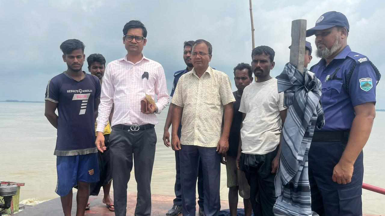 অবৈধভাবে বালু উত্তোলন করায় ইউপি সদস্য শরিফুল ইসলামকে জরিমানা করা হয়। ছবি : কালবেলা