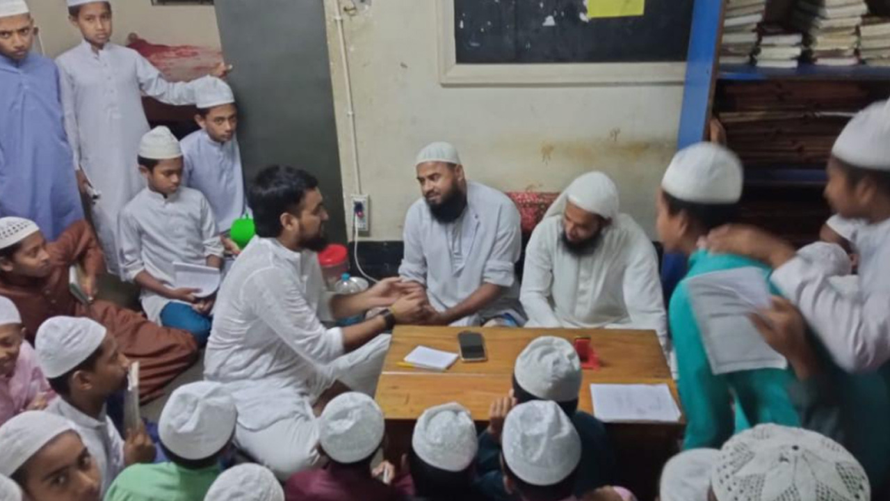 গোপালগঞ্জ মাদ্রসারা ছোট ছোট ছাত্রদের সঙ্গে আড্ডা দিচ্ছেন গায়ক মাইনুল আহসান নোবেল। ছবি : সংগৃহীত