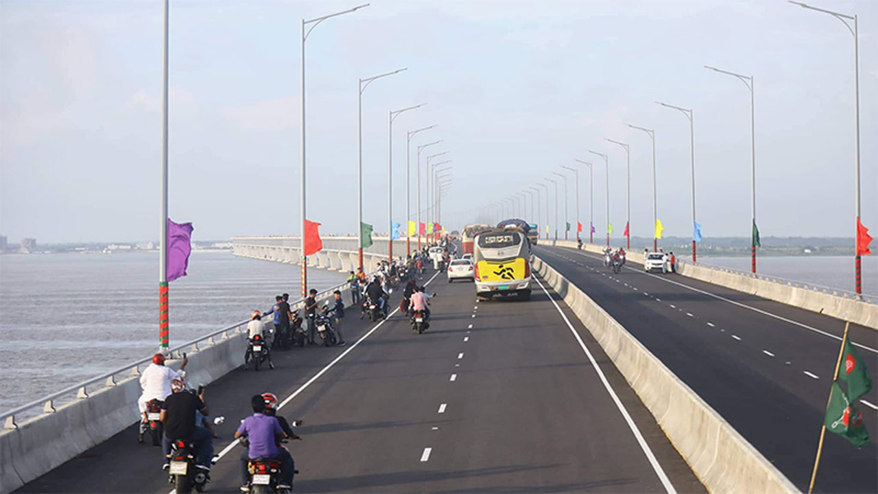 পদ্মা সেতুতে যানবহন চলাচল করছে। ছবি: সংগৃহীত