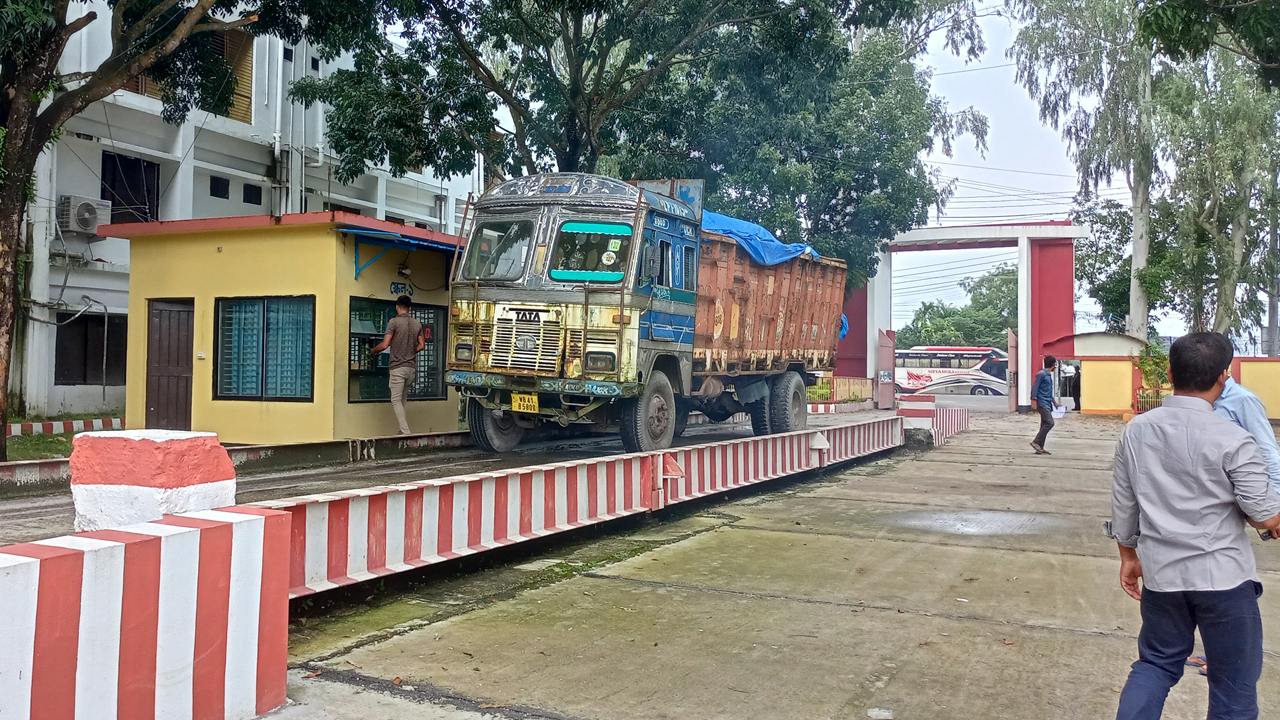 ২৩ দিন বন্ধ থাকার পর বাংলাবান্ধা স্থলবন্দর দিয়ে বৃহস্পতিবার ভারত থেকে পাথর নিয়ে ট্রাক আসা শুরু করে। ছবি : কালবেলা