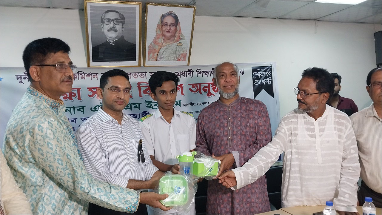 শিক্ষার্থীদের মাঝে শিক্ষা উপকরণ বিতরণ করছেন এইচ এম ইব্রাহিম। ছবি : কালবেলা
