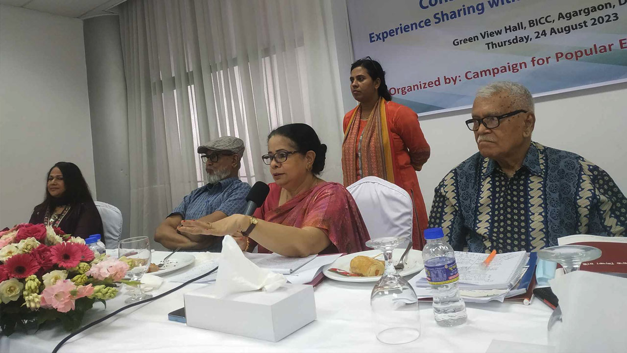 স্কুল মিল বিষয়ে অংশীজনদের অভিজ্ঞতা বিনিময় ও পরামর্শ সভায় বক্তারা। ছবি : কালবেলা