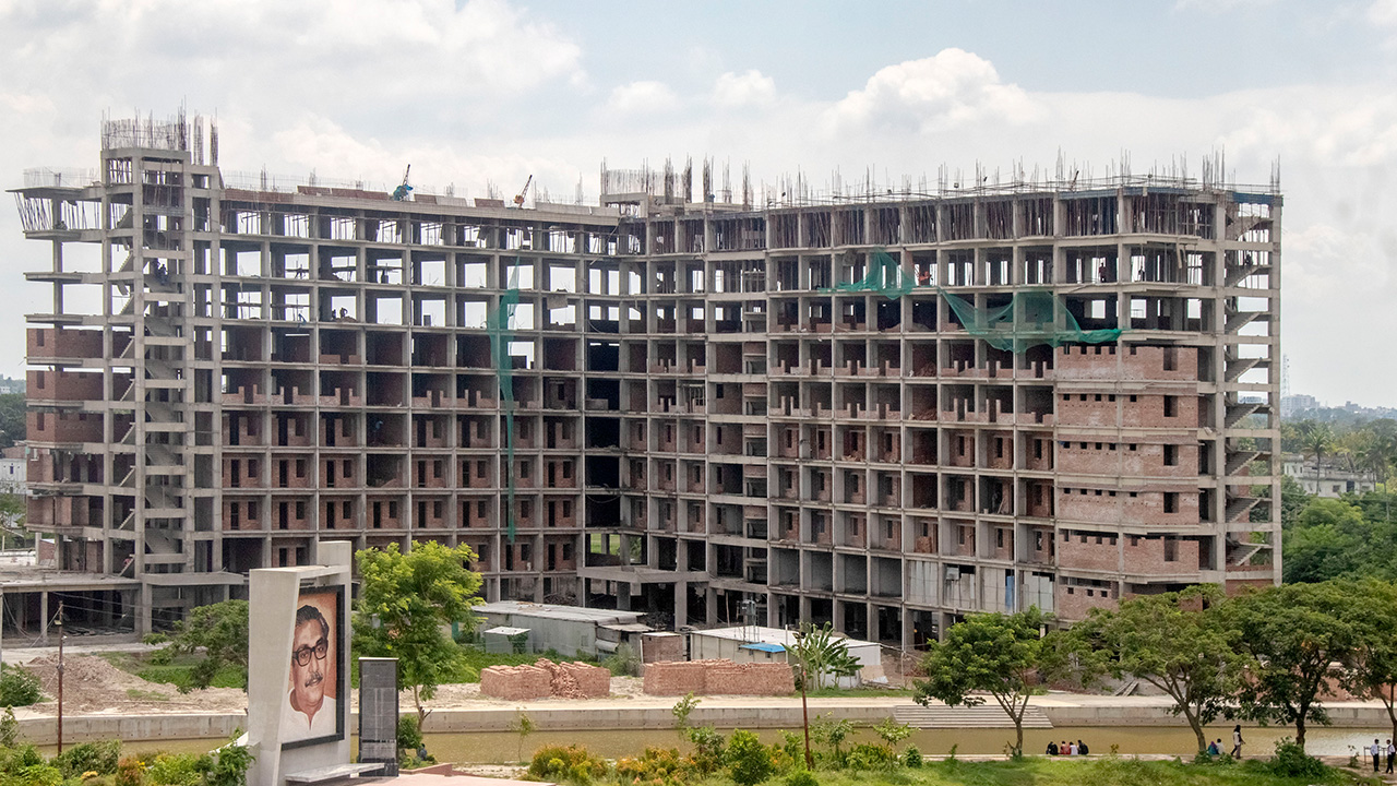 পাবিপ্রবি’র নির্মাণাধীন ভবন। ছবি : কালবেলা