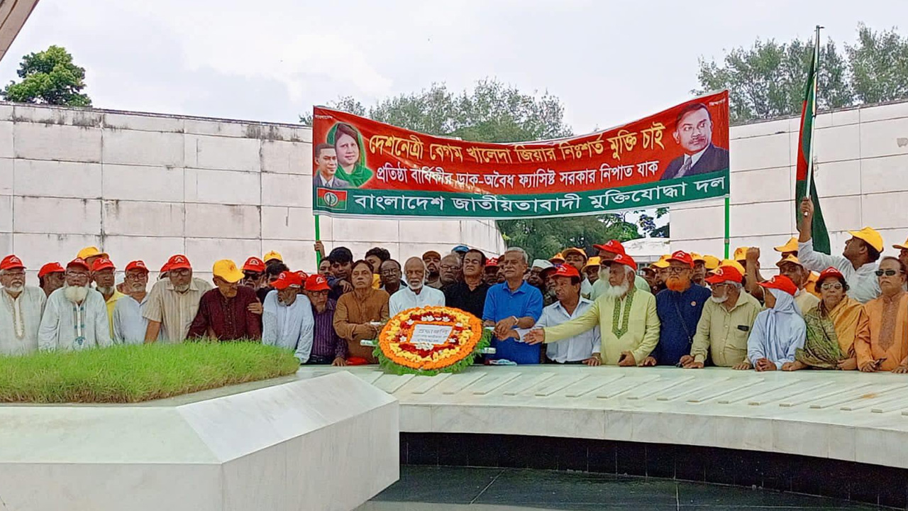জিয়াউর রহমানের সমাধিতে পুষ্পস্তবক অর্পণের সময় বিএনপির স্থায়ী কমিটির সদস্য ও সাবেক মন্ত্রী ড. আবদুল মঈন খান। ছবি : কালবেলা