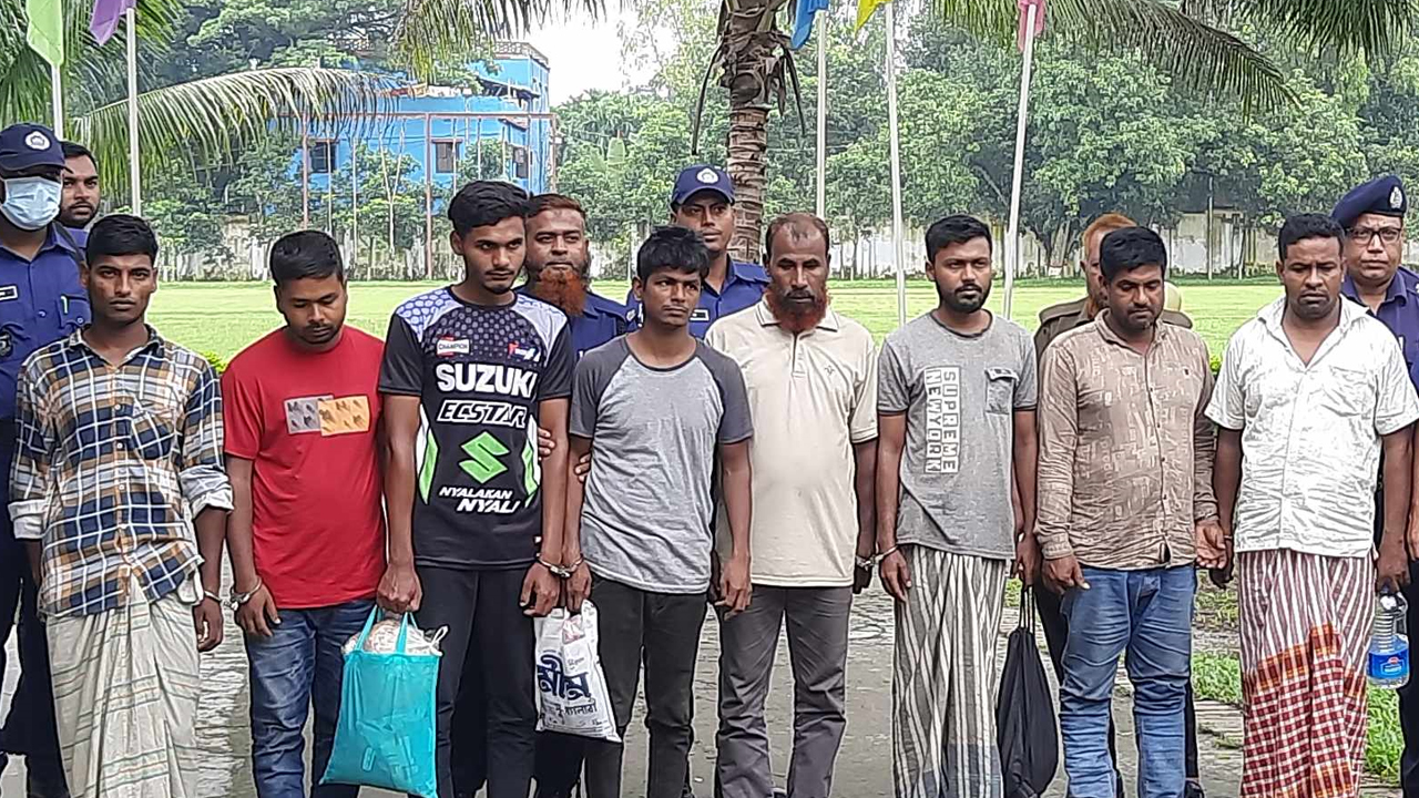 নাটোরে মোটরসাইকেল চুরির অভিযোগে গ্রেপ্তার আটজন। ছবি : কালবেলা