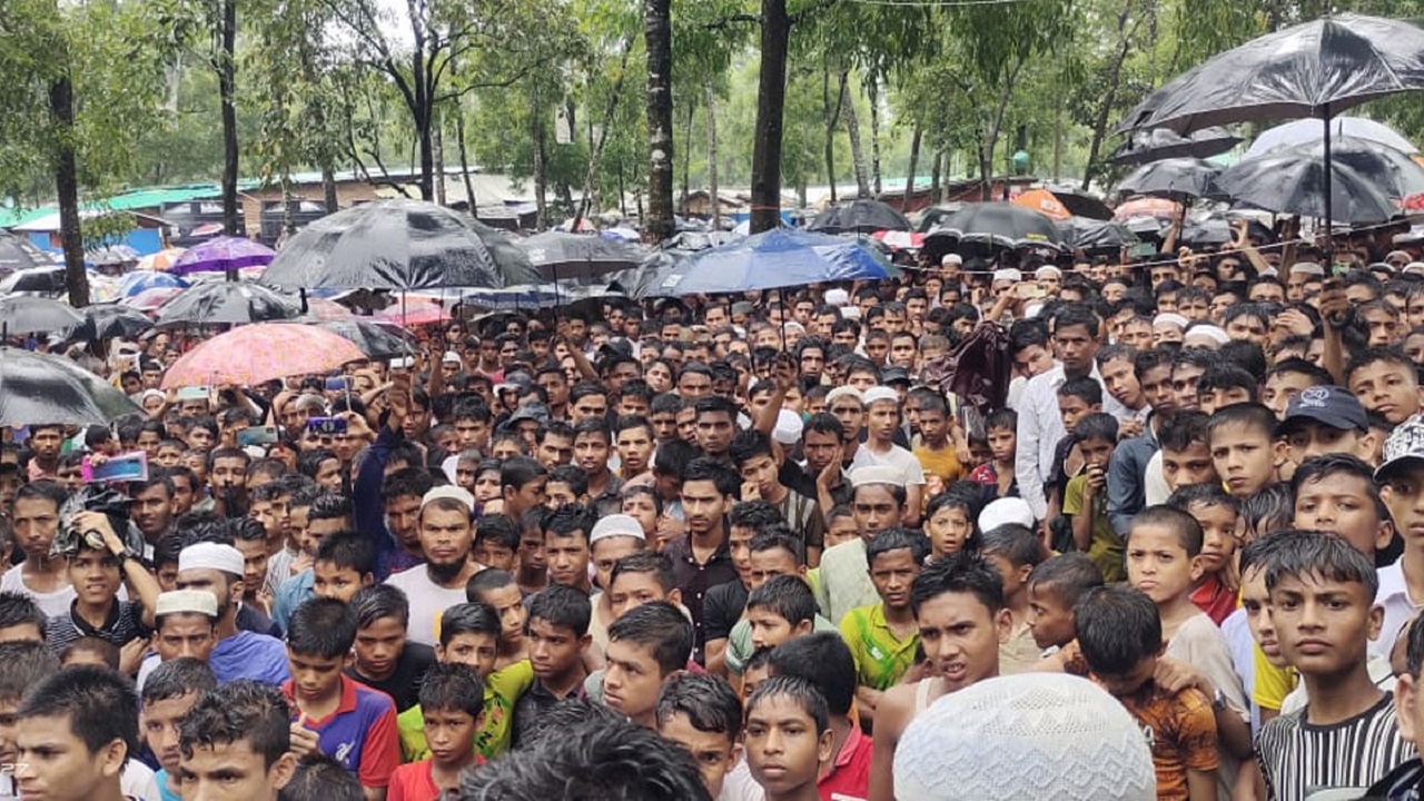 উখিয়ার লম্বাশিয়া রোহিঙ্গা ক্যাম্প ইস্ট-১ এ আয়োজিত সমাবেশে রোহিঙ্গারা। ছবি : কালবেলা