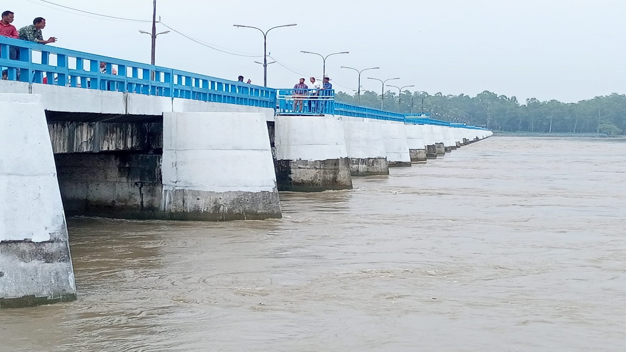 বিপৎসীমার ওপর দিয়ে বইছে তিস্তার পানি। ছবি : কালবেলা