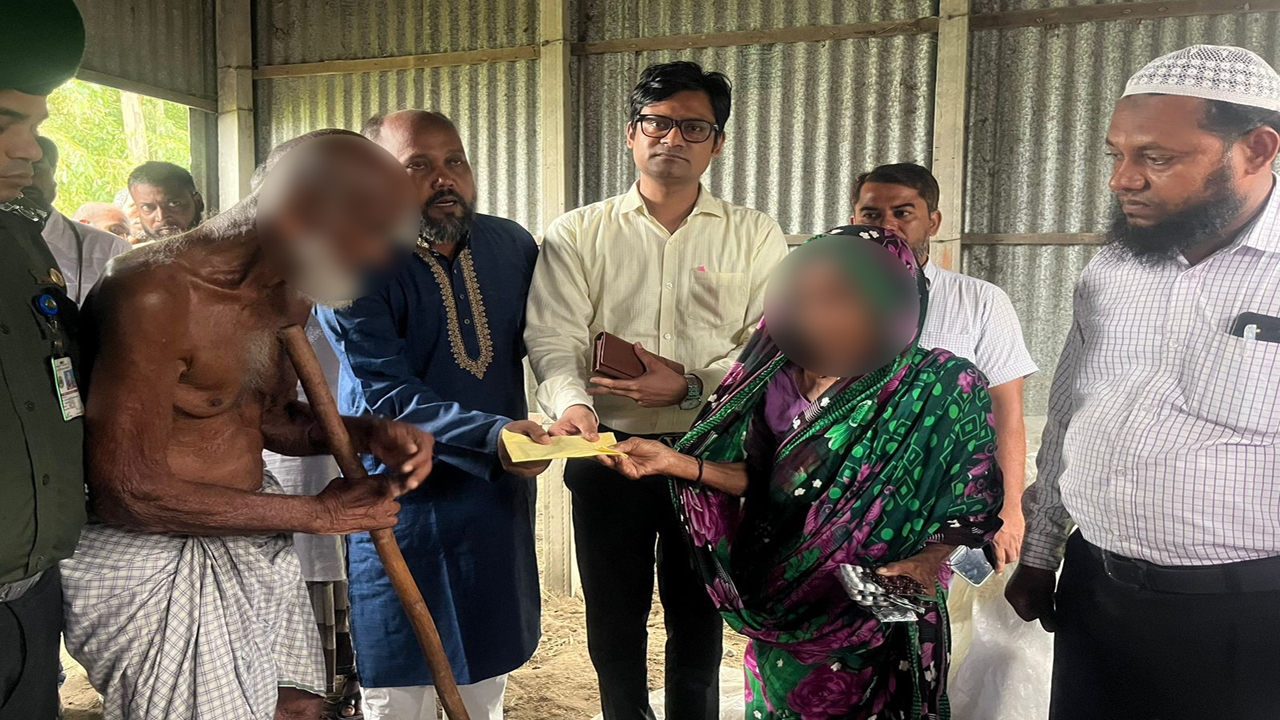 বৃদ্ধ দম্পতিকে সহায়তা দিচ্ছেন উপজেলা প্রশাসন। ছবি : কালবেলা
