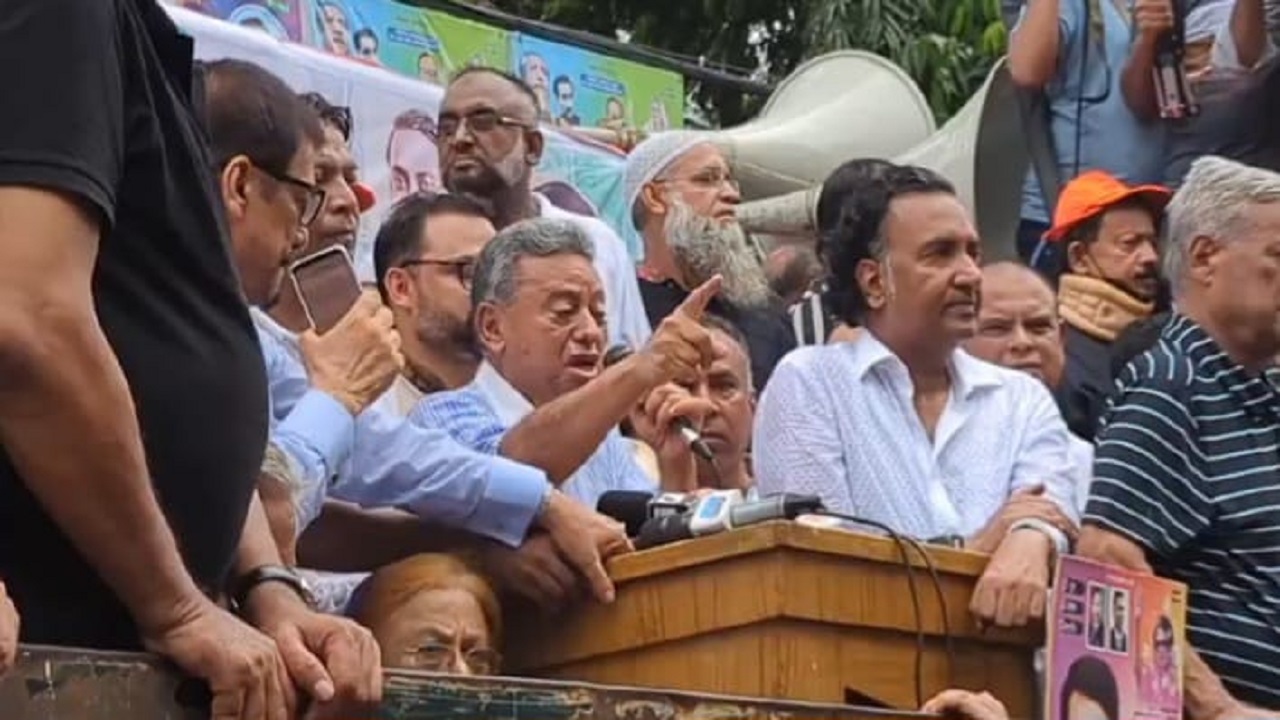সমাবেশে বক্তব্য দিচ্ছেন আমীর খসরু। ছবি : কালবেলা