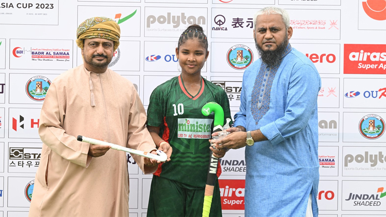 ম্যাচসেরার পুরস্কার গ্রহণ করছেন বাংলাদেশের অর্পিতা পাল। ছবি : সংগৃহীত