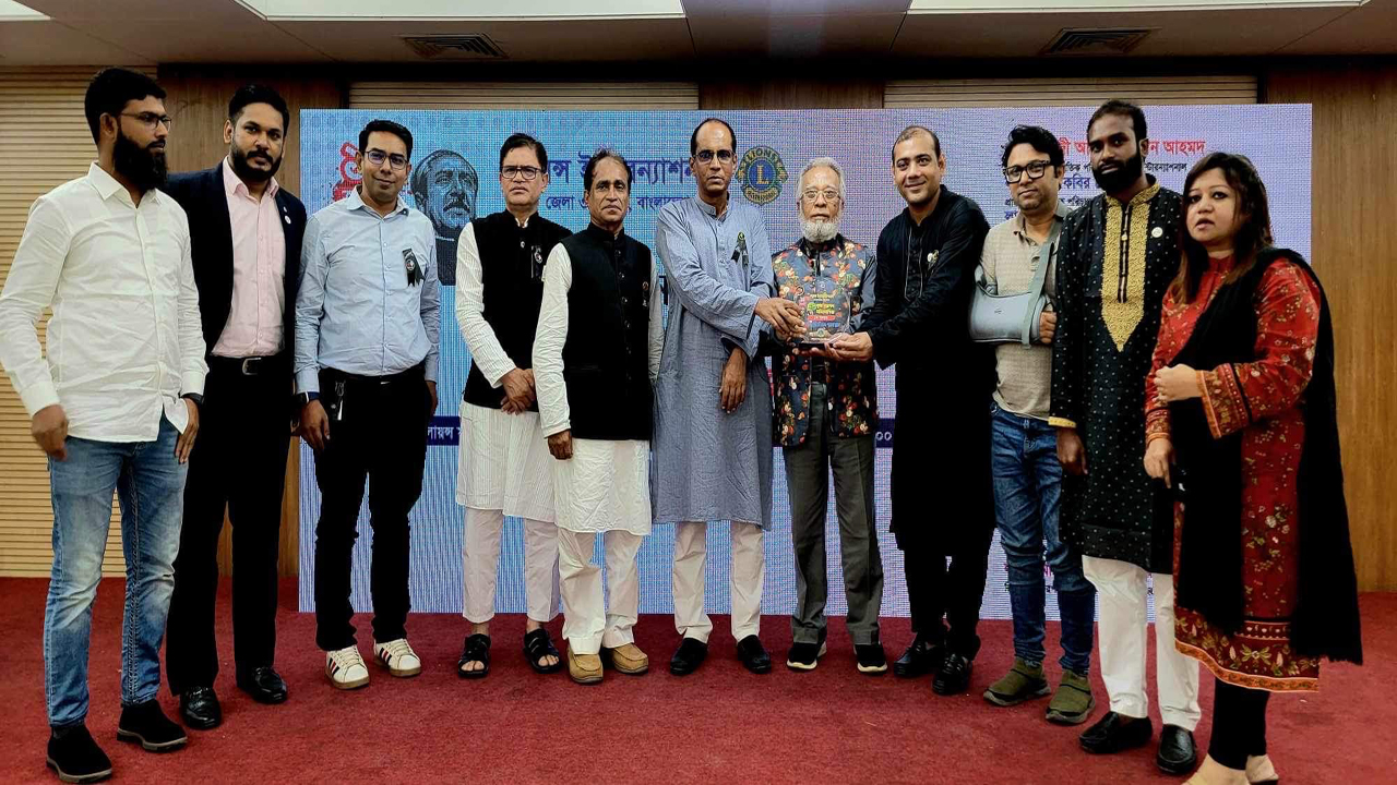 দেশসেরা সেবা প্রদানকারী ক্লাবের স্বীকৃতি পেয়েছে 'লায়ন্স ক্লাব অব ঢাকা সেঞ্চুরি ৯৭ ৯৯। ছবি : কালবেলা