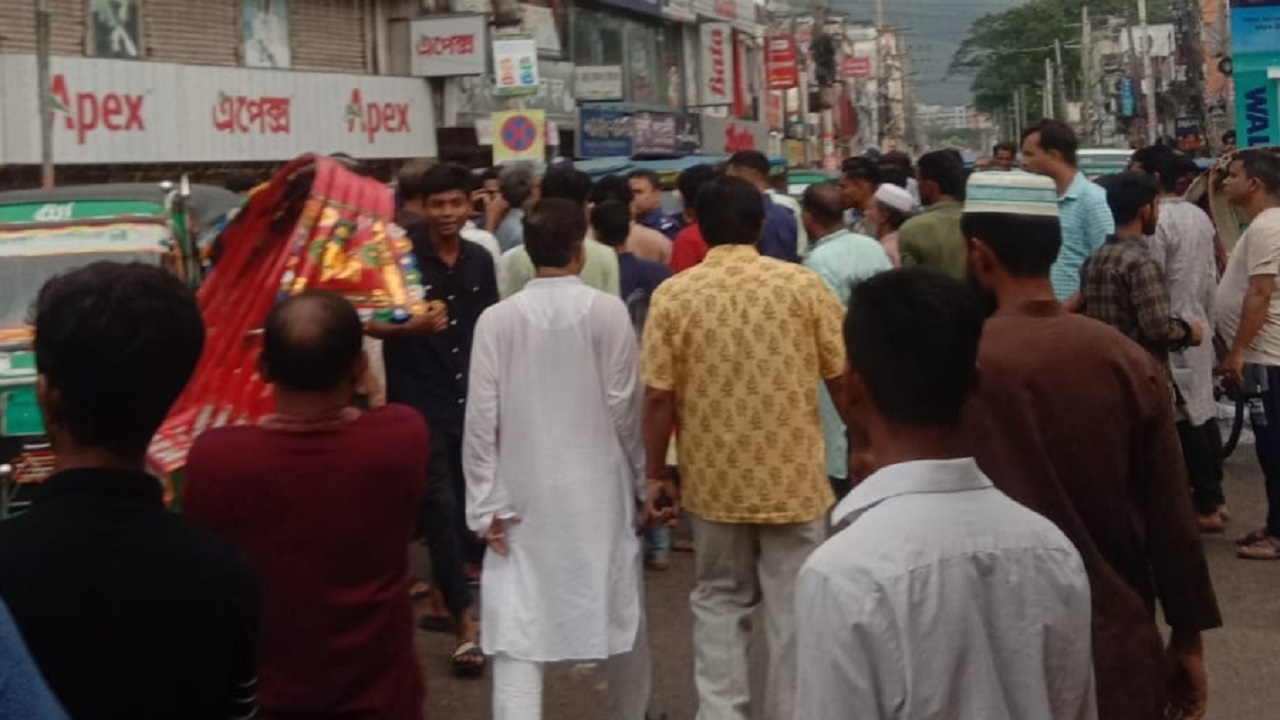চৌমুহনা এলাকায় সমাবেশ শেষে মিছিল করতে গেলে পুলিশি বাধার মুখে পড়েন সিপিবি নেতারা। ছবি : কালবেলা