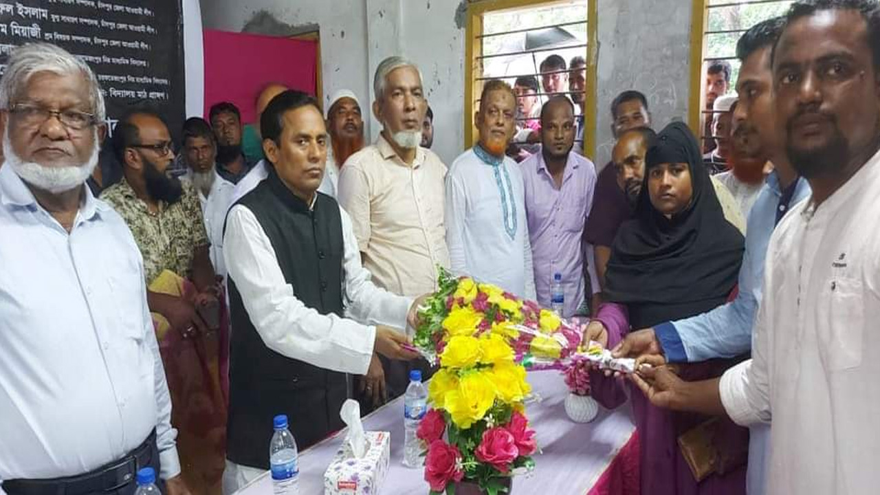 জাতীয় শোক দিবস উপলক্ষে চাঁদপুর সদর উপজেলার ইব্রাহিমপুর ইউনিয়নে আলোচনা সভায় সুজিত রায় নন্দী। ছবি : কালবেলা