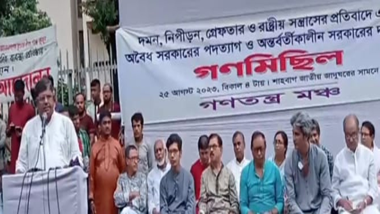 শাহবাগস্থ জাতীয় জাদুঘরের সামনে গণমিছিলপূর্ব সমাবেশে বক্তব্য রাখছেন শেখ রফিকুল ইসলাম বাবলু। ছবি : কালবেলা